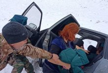 Дети и взрослые застряли в снежных заносах в Актюбинской области