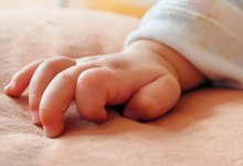 На свадьбе в ВКО трехлетний ребенок проглотил орех и умер