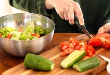 Почему мы переедаем и скупаем продукты по акции, рассказали психологи