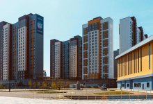 В Нур-Султане осыпается обшивка ЖК Highvill. Она упала на припаркованный автомобиль