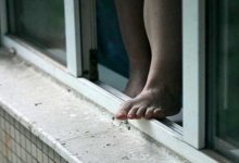 В Алматы женщина с детьми выбросилась из окна: семья не обращалась за соцпомощью