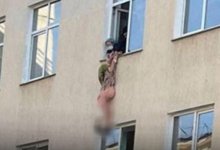 В Алматинской области беременная женщина пыталась выпрыгнуть из окна