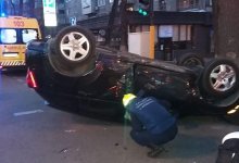 ДТП в центре Алматы: автомобиль перевернулся и задел дерево
