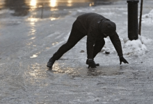 Как безопасно передвигаться по улице во время гололеда: советы врача