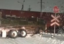 КамАЗ врезался в поезд в Нур-Султане