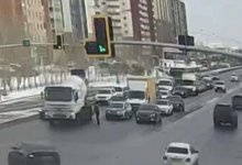 Полицейский упал на дорогу и серьезно пострадал при попытке остановить пьяного водителя в Нур-Султане