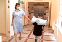 Жительница Шымкента без кистей и с "хрустальной болезнью" родила здорового ребенка