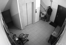 В Алматы мужчина справил нужду в детскую коляску