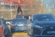 В Алматы оштрафовали водителя, возившего пассажира на крыше авто