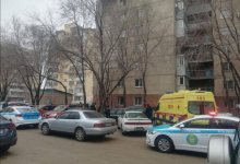 Девушка выпрыгнула из окна многоэтажки в Алматы