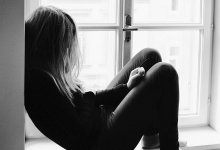 Алматинка наглоталась таблеток и выпрыгнула с окна многоэтажки