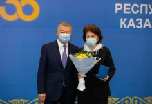 Даниал Ахметов вручил медали учителям и медикам ВКО