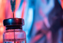 Мужчина 10 раз за один день привился вакциной от коронавируса