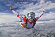 Мужчина смог сделать татуировку прямо во время прыжка с парашютом (видео)