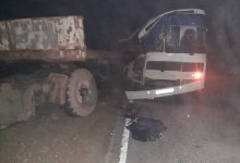 Смертельное ДТП близ Темира: вахтовый автобус с нефтянниками врезался в КамАЗ