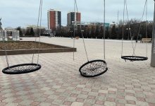 Просто нет слов: в Актау сломали новые качели за 2,5 млн тенге