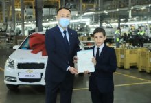 Школьнику, спасшему детей из пожара в Костанае, подарили автомобиль