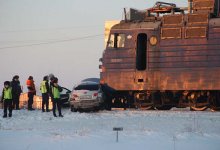 Пассажирский поезд столкнулся с иномаркой в Костанае