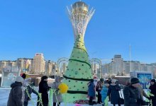 Связанная вручную елка украсила столицу Казахстана