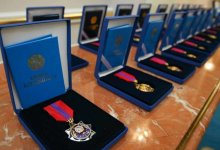 Токаев посмертно наградил погибших в Алматы военных и полицейских