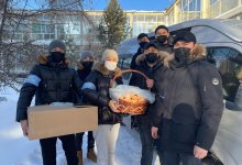 Почти 15 тысяч горячих обедов для стражей порядка подготовили и развезли депутаты столичного маслихата вместе с «Народными дружинниками»