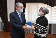 Токаев встретился с семьями погибших силовиков в Алматы