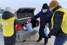 Сотрудников блокпостов в Карагандинской области кормят волонтеры и активисты