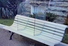 Антиковидные скамейки установили в России