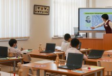 Когда школьники начнут учиться в штатном формате, сообщили в МОН