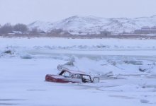 На озере Балхаш затонул автомобиль