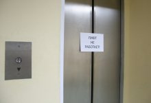 Пациент и медсестра упали в шахту лифта в медцентре в Караганде