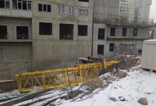 Строительный кран рухнул в Алматы. Погиб рабочий