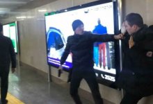 В Алматинском метро на школьников напали парни с пистолетом