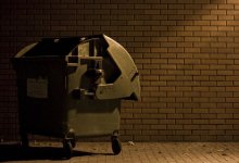 Труп женщины обнаружили шымкентцы в мусорном баке