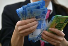 Госорганам на два года запретили покупать иностранные автомобили и мебель