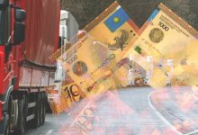 Казахстанский таможенник без проверок пропускал фуры из Китая всего за тысячу тенге