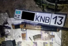Казахстанский госномер нашли в тайнике с оружием в Кыргызстане