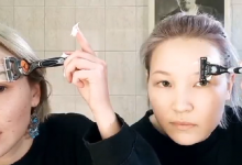 Алматинские школьницы в знак протеста взялись за бритвы