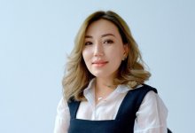 "Прославившаяся" богатыми украшениями казахстанская чиновница удалила все посты в Сети