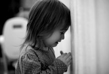 Трехлетней девочке родная мать обожгла тело за непослушание в Акмолинской области