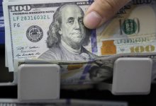 В Казахстане курс доллара опустился до 425 тенге