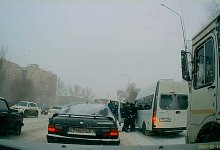 Водители пассажирских автобусов подрались на остановке в Уральске (ВИДЕО)