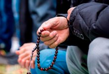 Казахстанцы в Сети осудили мужчину, читающего намаз на дороге