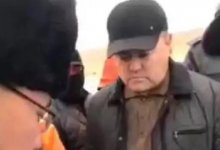 Акима, который приехал пьяным к митингующим, уволили в Мангистау