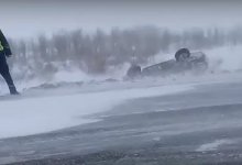 Карету скорой помощи сдуло с трассы в ВКО