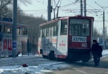 Превысил скорость: в Павлодаре трамвай сошел с рельсов (ВИДЕО)