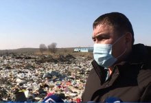 Воду из арыка рядом со свалкой берут для питья сельчане в Туркестанской области