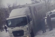 КамАЗ провалился в грунт на дороге в Аксу