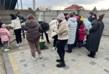 В Украине угощают казахстанцев, едущих на родину