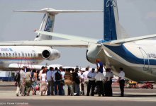 Казахстанец на борту самолета приставал к пассажирам и избил полицейского